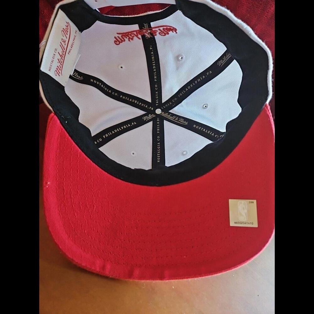 Mitchell & Ness Core Basic Chicago Bulls Wht/Red Snapback OSFA - Picture 6 of 7